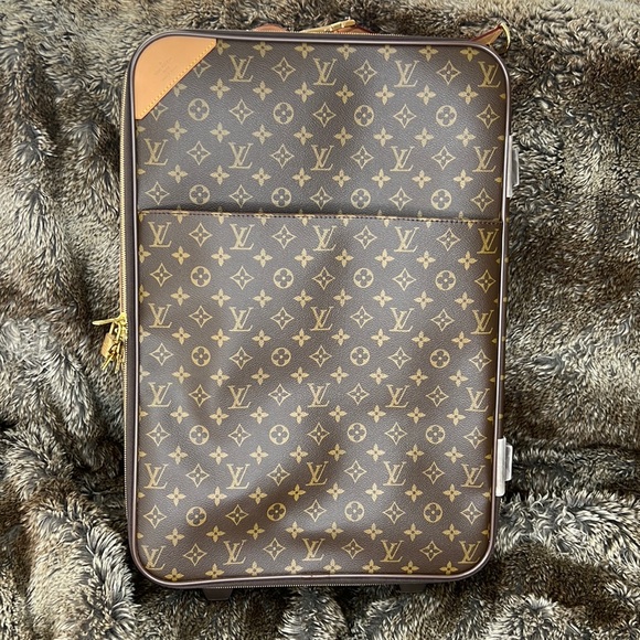 Louis Vuitton suitcase with wheels - Picture 1 of 16